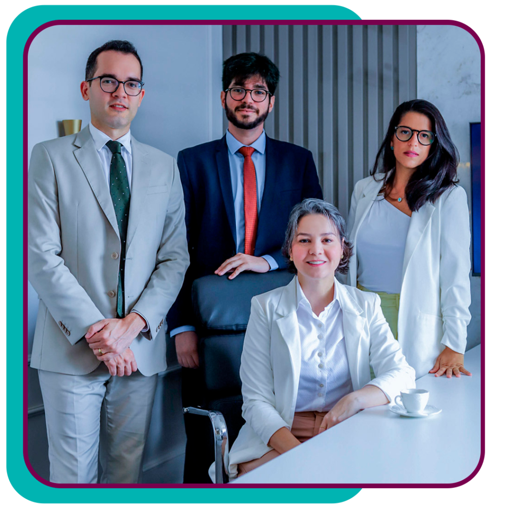 Foto dos sócios da AMMCT. Da esquerda para a direta: João, Ivaldo, Mariana e sentada com o braço apoiado sobre a mesa, Jornada.